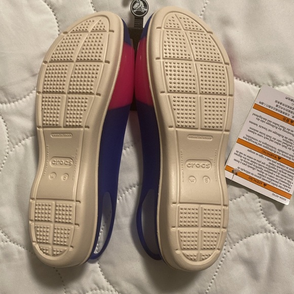 🎈 2 for $45 - NWT ladies colorblock flat Crocs size 5 - Picture 2 of 7